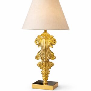Trayon Table Lamp ⸻ Ürün Açıklaması: Güçlü formu ve zarif detaylarıyla öne çıkan Trayon Abajur, modern ve klasik tasarım anlayışını kusursuz bir dengede buluşturur. Heykelsi gövde yapısı ve akışkan metal formu sayesinde bulunduğu mekâna karakter kazandıran bu özel tasarım, dekorasyonda iddialı bir dokunuş sunar. Gold/pirinç tonlarındaki yüzeyi ışıkla birlikte derinlik kazanırken, özel tasarım şapkası ışığı yumuşatarak sıcak ve dengeli bir aydınlatma sağlar. Hem estetik hem fonksiyonel yapısıyla Trayon, yaşam alanlarında lüks bir atmosfer oluşturur. Yatak odası, salon, otel ve villa projelerinde rahatlıkla kullanılabilen bu ürün, bulunduğu ortamda dikkat çeken bir odak noktası haline gelir.